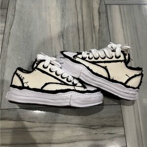 Maison Mihara Black on White